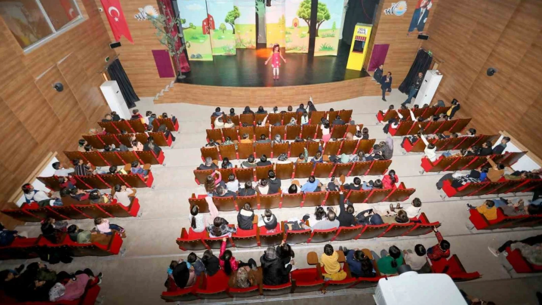 Ara tatil hediyesi tiyatro etkinlikleri yoğun ilgi gördü