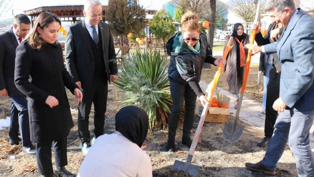 Elazığ'da kadına yönelik şiddetle mücadele için fidanlar toprakla buluştu