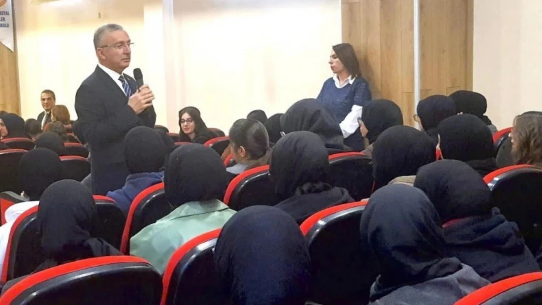 Rektör Levent lise öğrencilerine konferans verdi