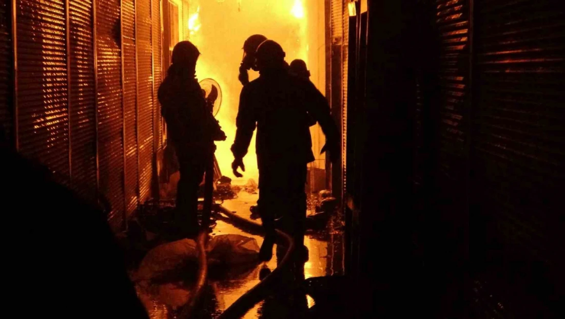 Van'da Mısır Çarşısı'nda çıkan yangın korkulu anlar yaşattı