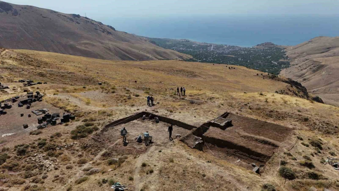 2 bin 300 rakımdaki Kef Kalesi kazısında Urartu'nun izleri araştırılıyor