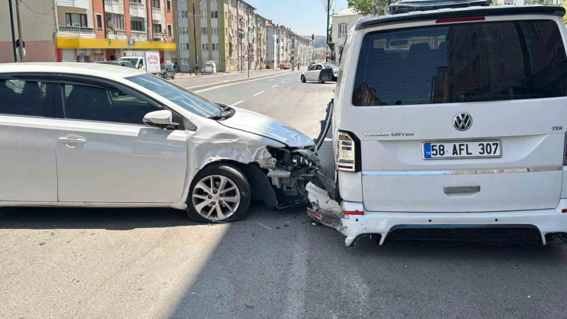 2'si çocuk 5 kişinin yaralandığı kaza güvenlik kamerasına yansıdı