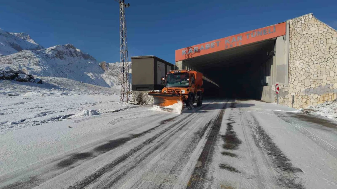 3 bin rakımlı Karabet Geçidi'nde kar mesai erken başladı