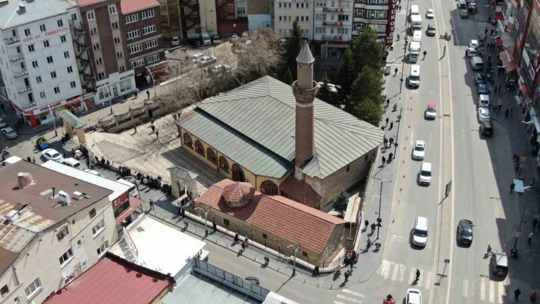 3 İslam güneşinden biri olan Şems-i Sivas'i türbesi ziyaretçilerini ağırlıyor