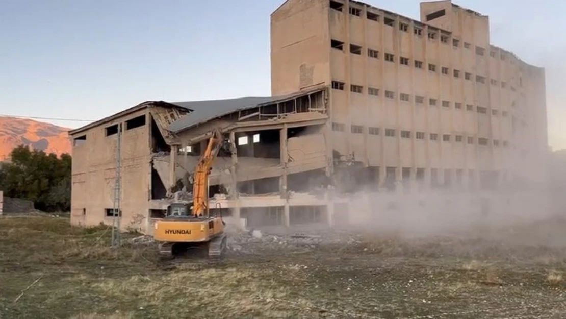 30 yıldan fazladır faaliyete giremeyen ruhsatsız un fabrikası yıktırıldı