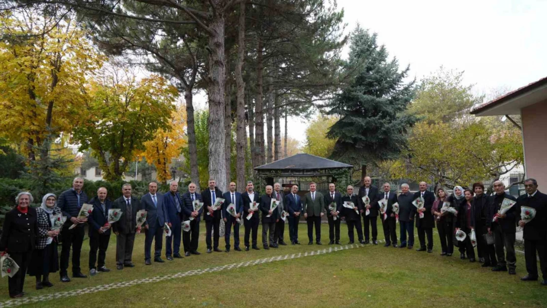 40 yıldır öğrencilere ışık tutan bilge çınarlar 'Öğretmenler Günü' öncesinde vali konağında ağırlandılar