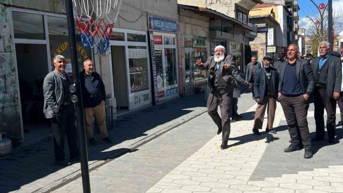 71 yaşındaki Zeki Boztepe gençlere taş çıkardı