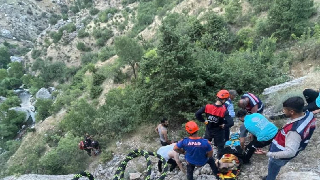 Adıyaman'da 200 metre yüksekliğindeki uçurumda nefes kesen kurtarma operasyonu