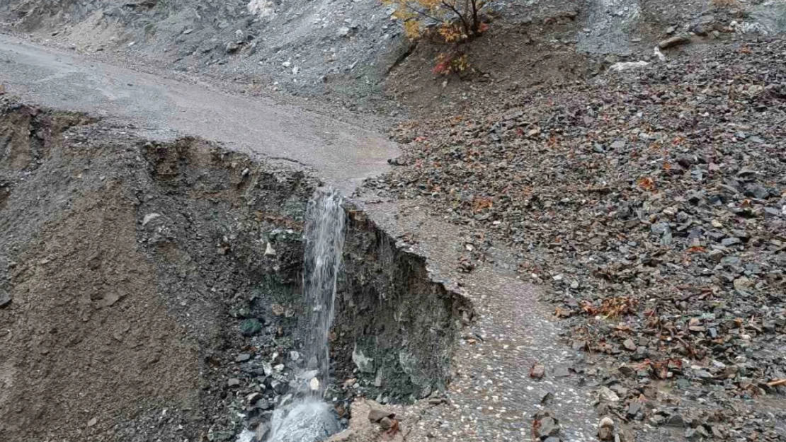 Adıyaman'da heyelanda kapanan köy yollarını açmak için çalışmalar sürüyor