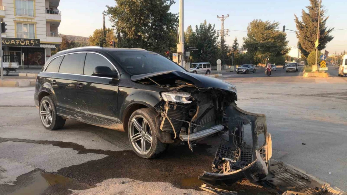 Adıyaman'da iki otomobil çarpıştı: 3 yaralı