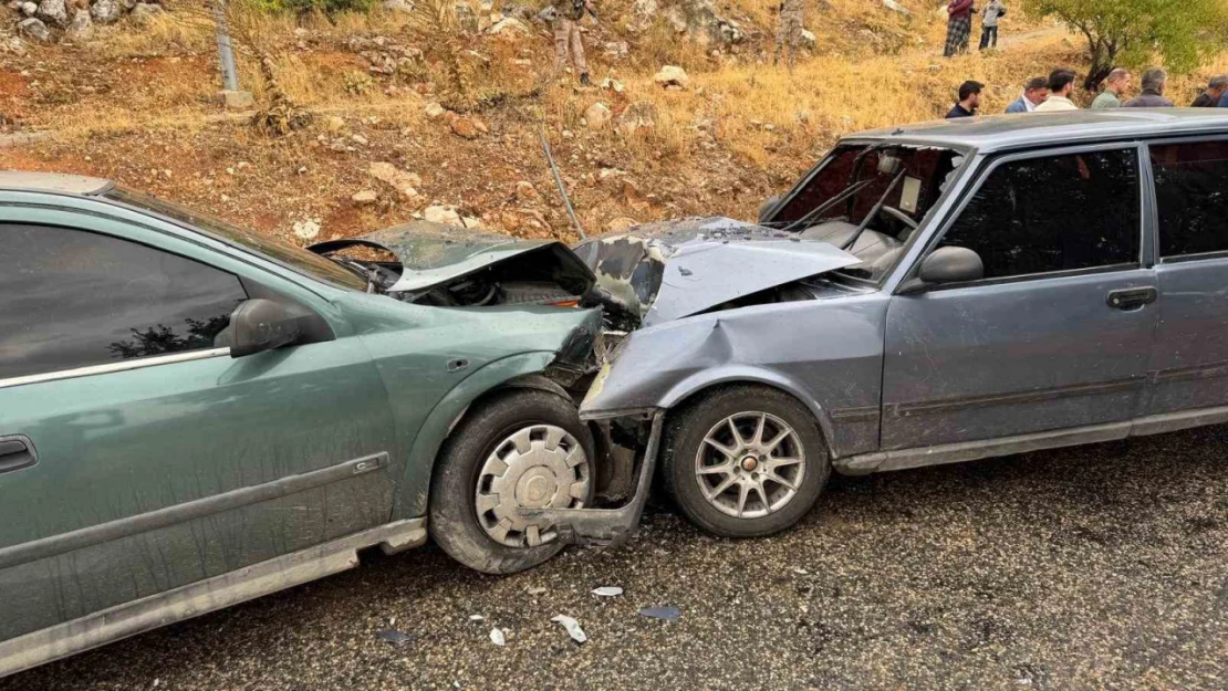 Adıyaman'da iki otomobil kafa kafaya çarpıştı: 4 yaralı