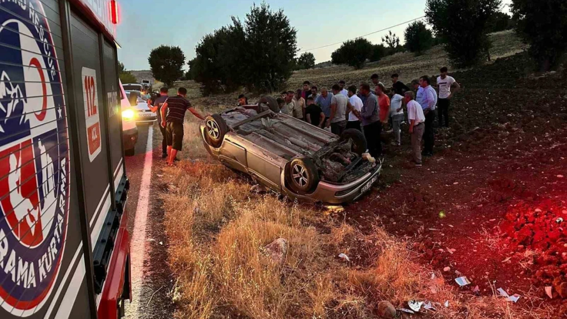 Adıyaman'da kontrolden çıkan otomobil tarlaya uçtu: 3 yaralı