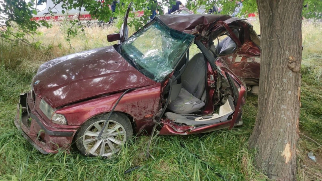 Adıyaman'da otomobil ağaca çarptı: 1 ölü, 1 yaralı