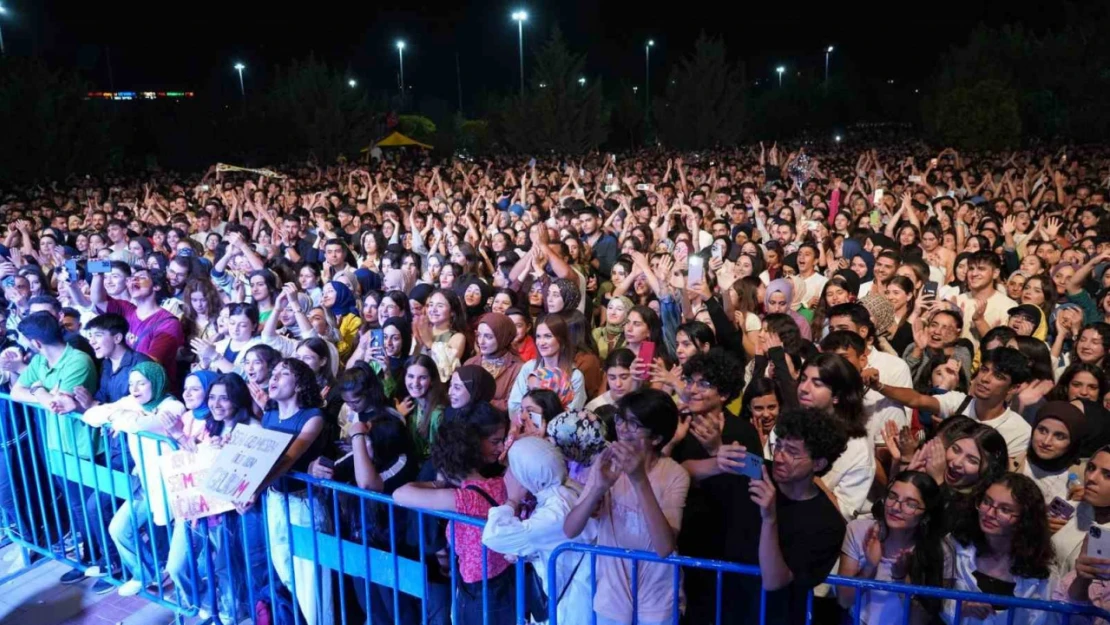 Adıyaman'da Pinhani konseri büyük ilgi gördü