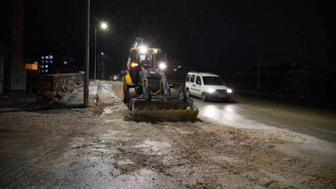 Adıyaman'da sokaklardaki çukurların kapatılması devam ediyor