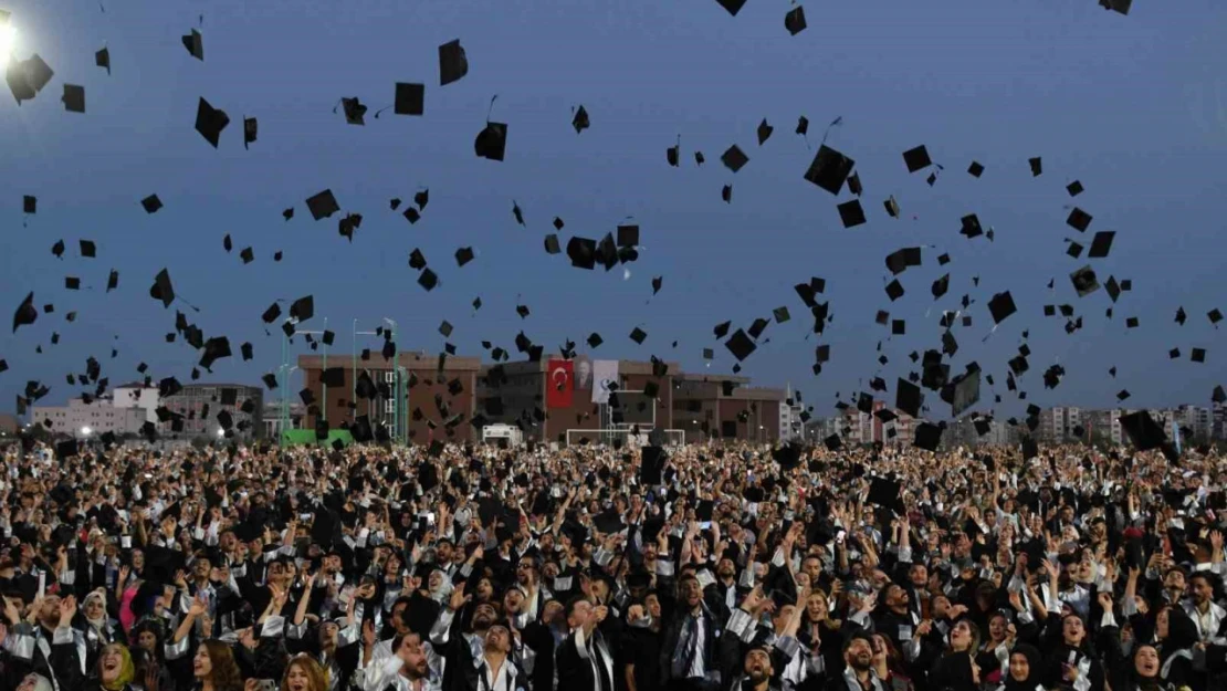 Adıyaman Üniversitesi'nde mezuniyet coşkusu yaşandı