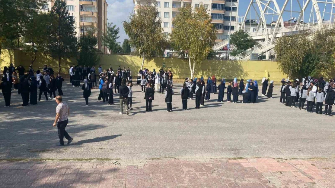 AFAD ekiplerinden öğretmen ve öğrencilere afet farkındalık eğitimi