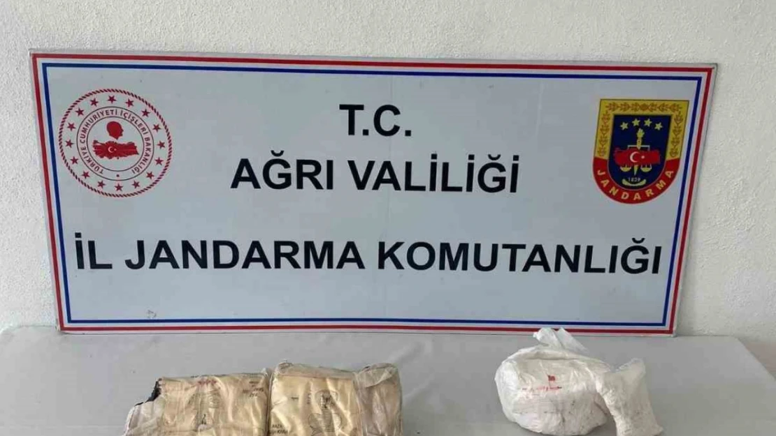 Ağrı'da 2 kilo afyon sakızı ve 1,3 kilo metamfetamin ele geçirildi