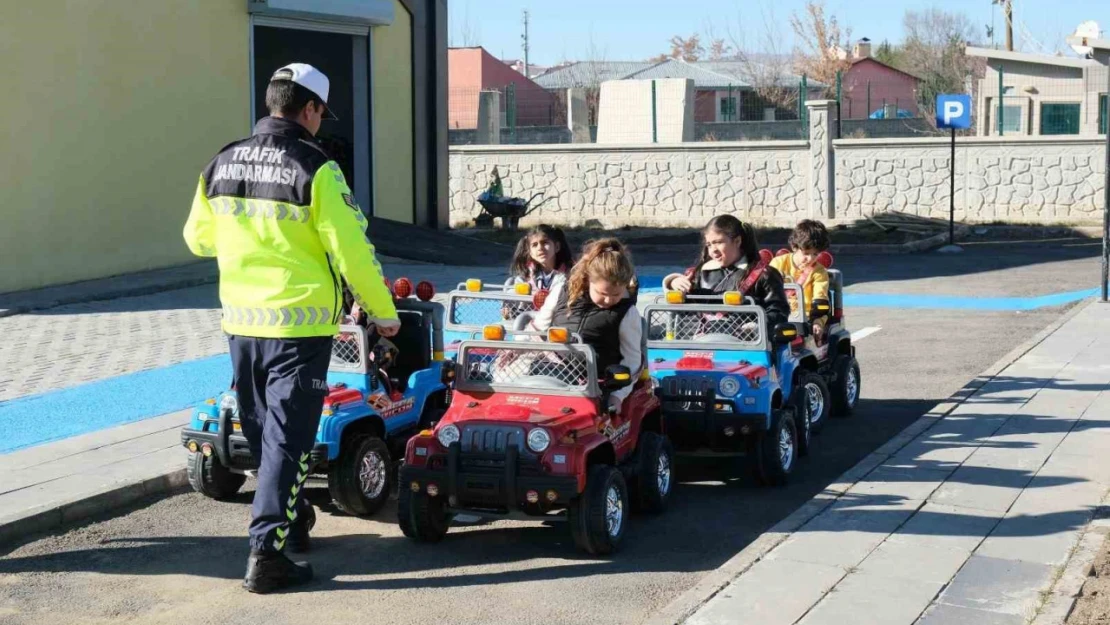 Ağrı'da çocuklar trafik kurallarını eğlenerek öğreniyor