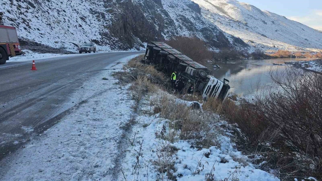 Ağrı'da devrilen tırın sürücüsü hayatını kaybetti
