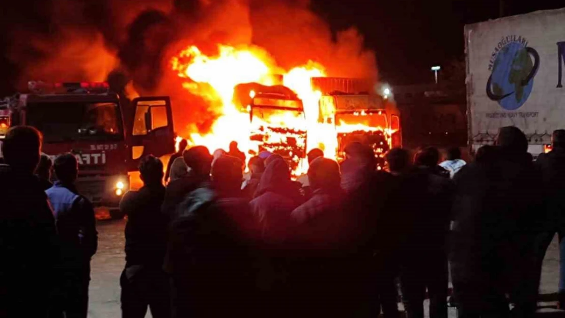 Ağrı'da iki tırdaki ısıtıcılar peş peşe patladı, araçlar alev alev yandı