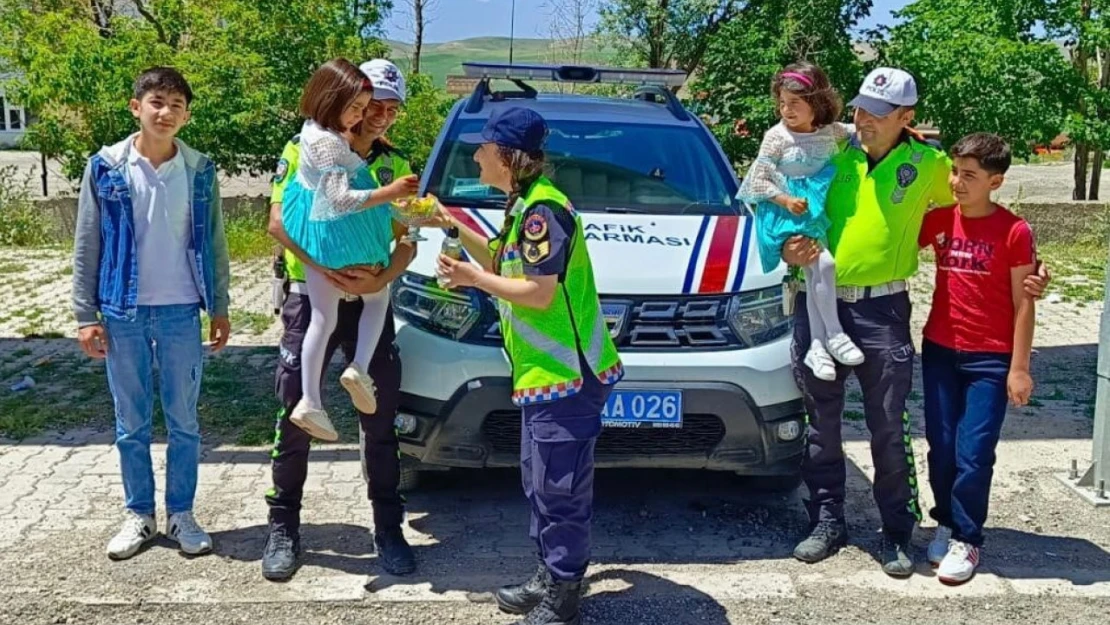 Ağrı'da jandarmadan bayram trafiğinde çocuklara çikolatalı sürpriz