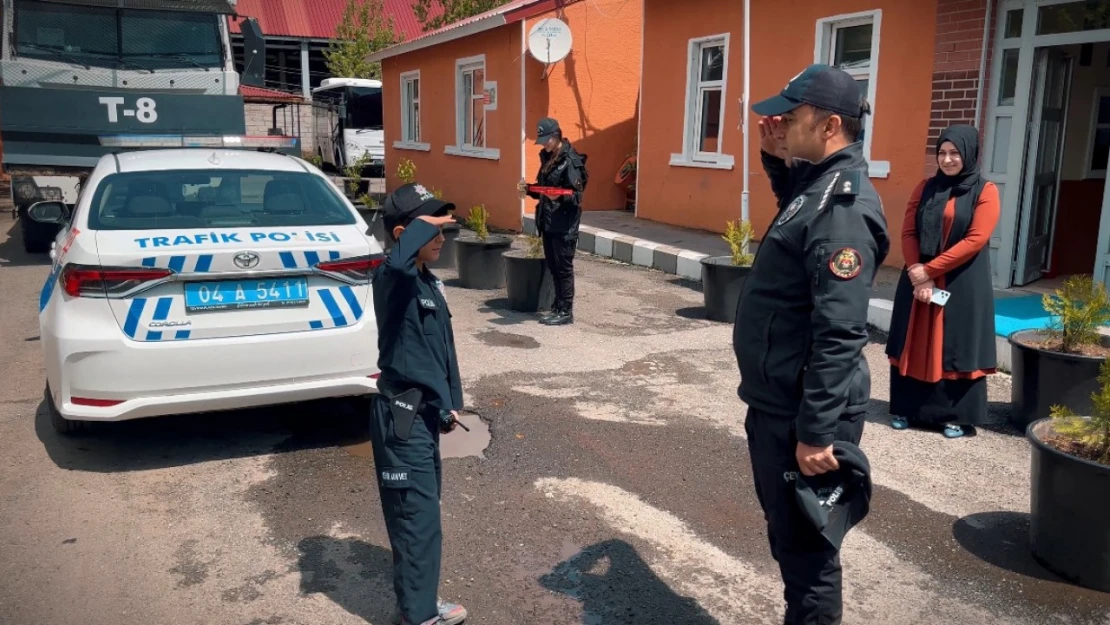 Ağrı'da, kalp nakli bekleyen minik Muhammed'in polis olma hayali gerçek oldu