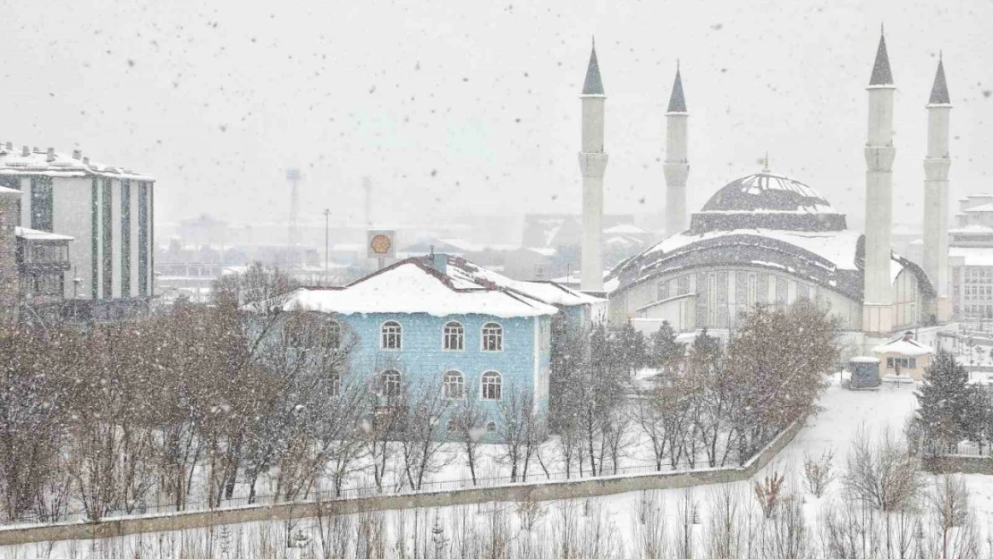 Ağrı'da kar yağışı eğitime engel oldu