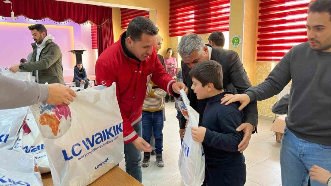 Ağrı'da Kızılay'dan özel öğrencilere kışlık yardım