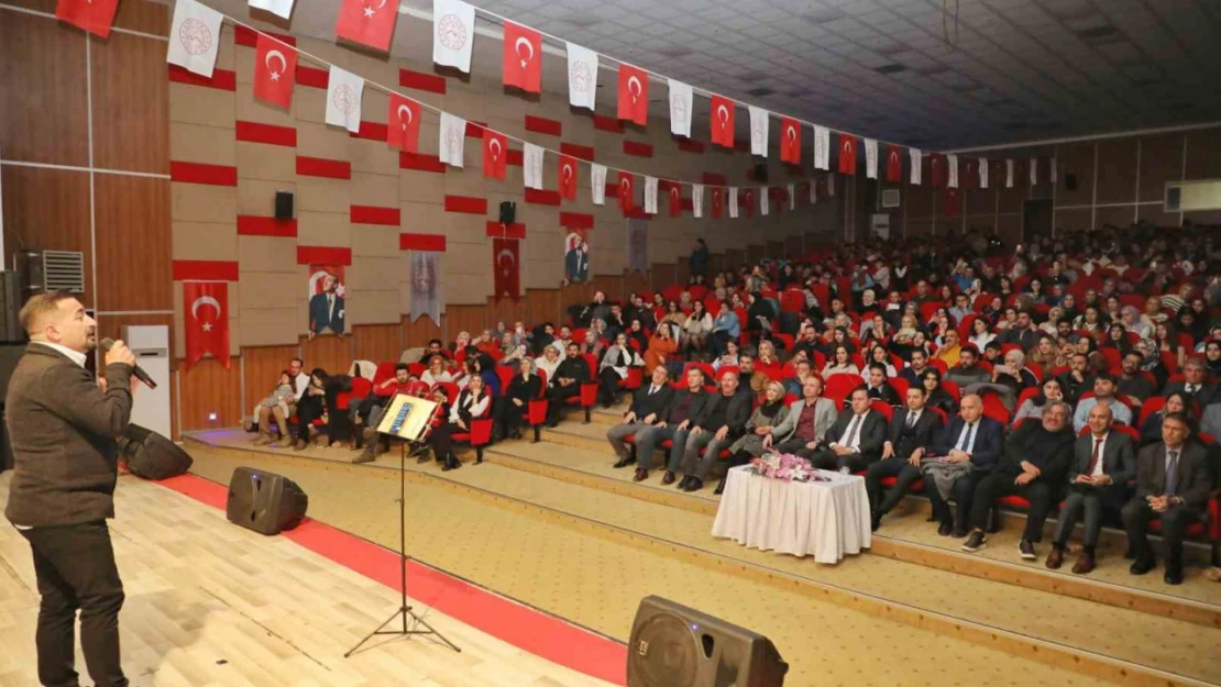 Ağrı'da müzik öğretmeni Nizamettin Ardin'den meslektaşlarına özel konser