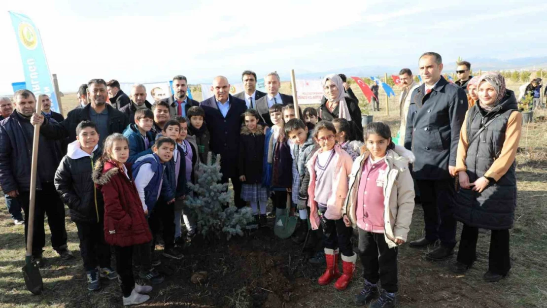 Ağrı'da Öğretmenler Günü'nde fidan dikme etkinliği