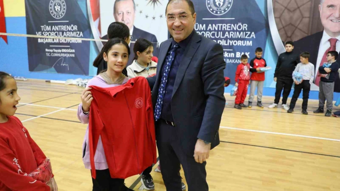 Ağrı'da sporculara eşofman takımı desteği sağlandı