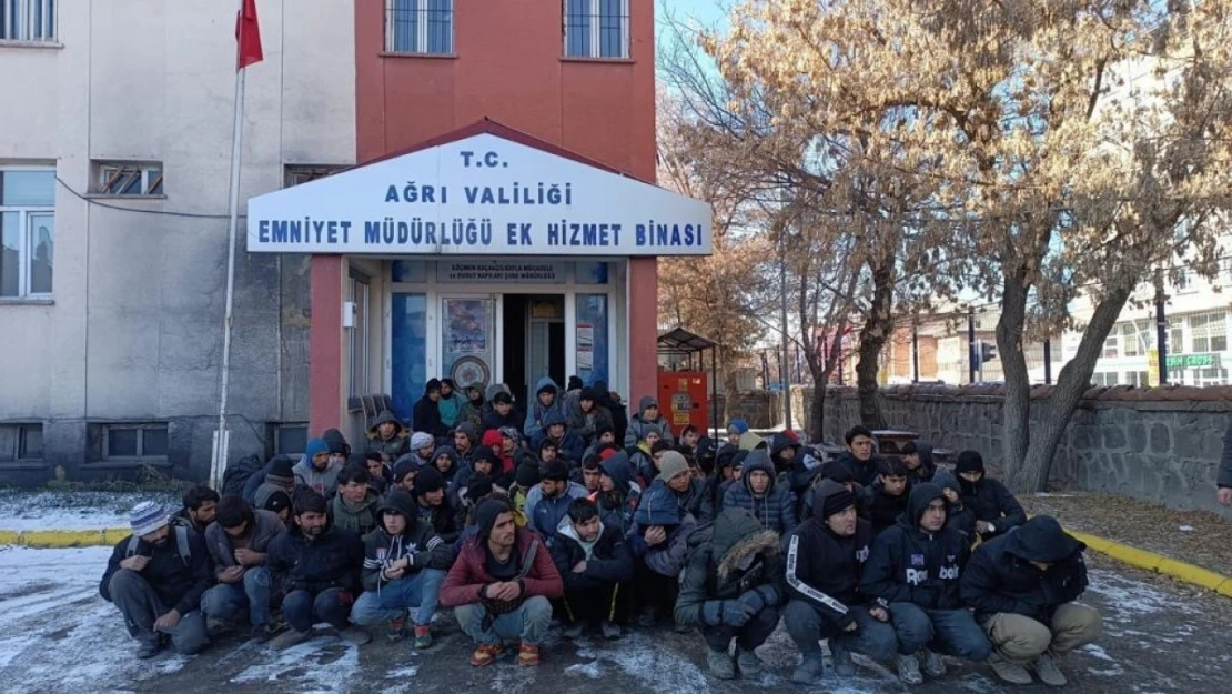 Ağrı'da tırda 85 kaçak göçmen yakalandı