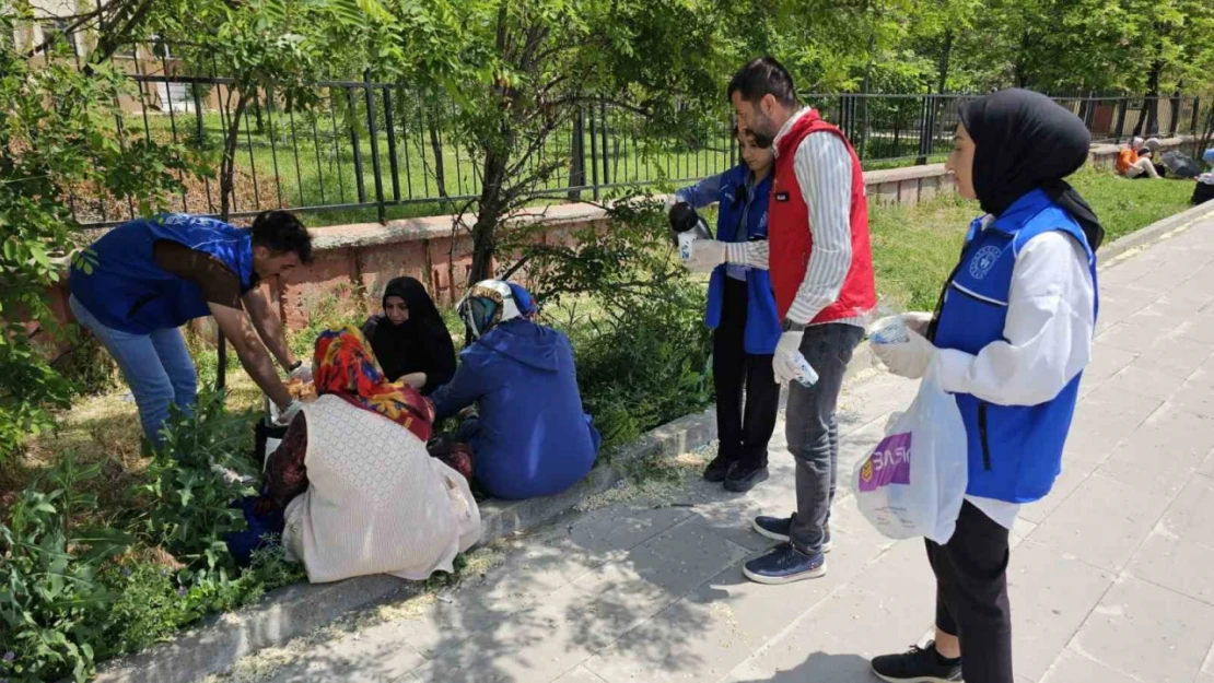 Ağrı'da YKS adaylarına kahvaltı ikramı ve kalem toplama kampanyası