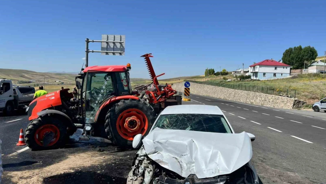 Ağrı'da yola atlayan traktör kazaya neden oldu