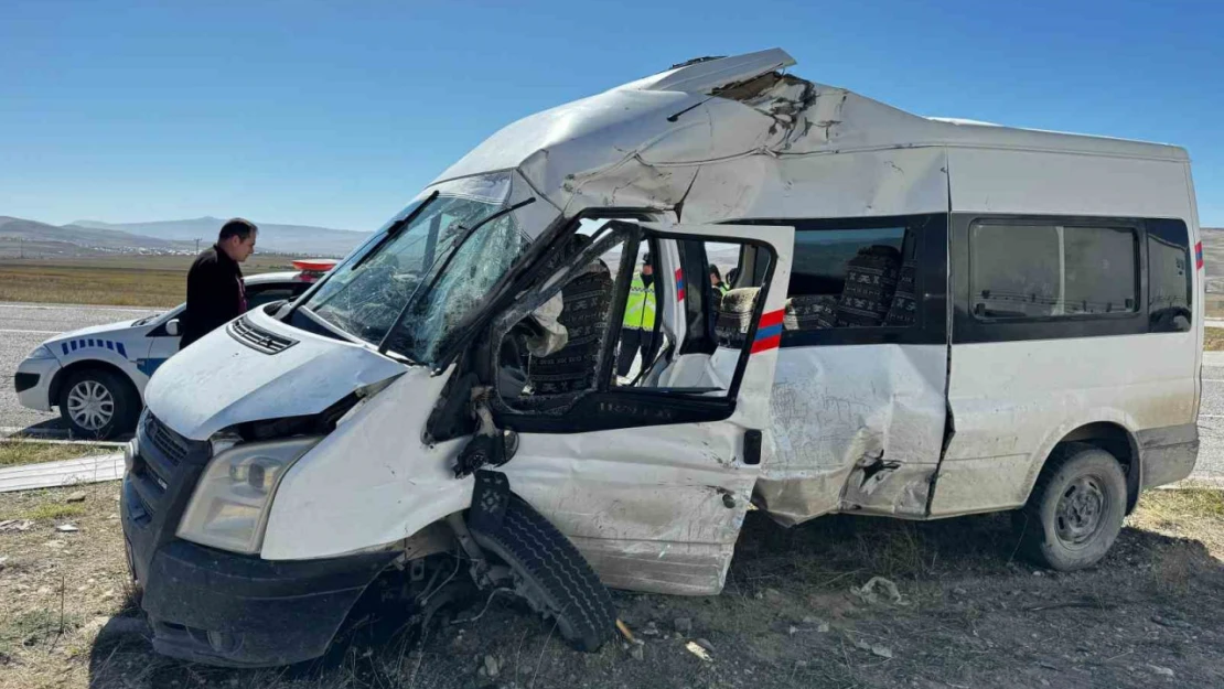 Ağrı'da yola kontrolsüz çıkan minibüs tırla çapıştı: 1'ağır, 3 yaralı