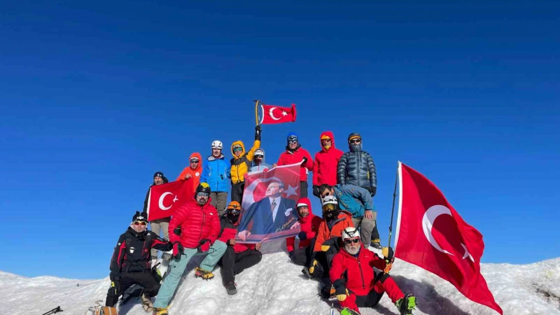 Ağrı Dağı'na zafer tırmanışı yapıldı