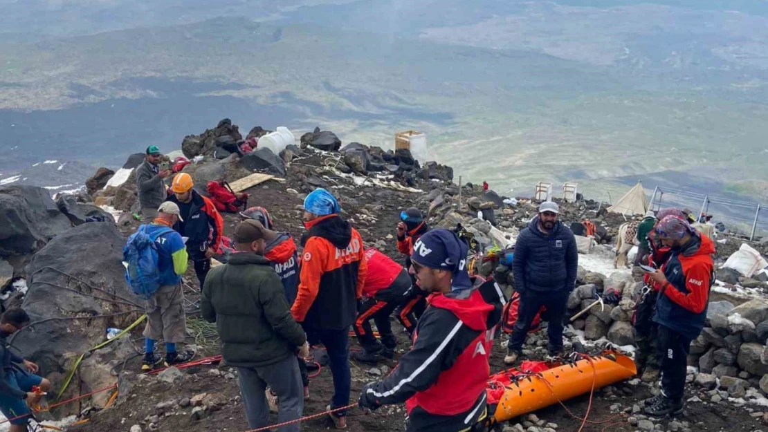 Ağrı Dağı'nda hayatını kaybeden İranlı dağcının cenazesi dağdan indirildi