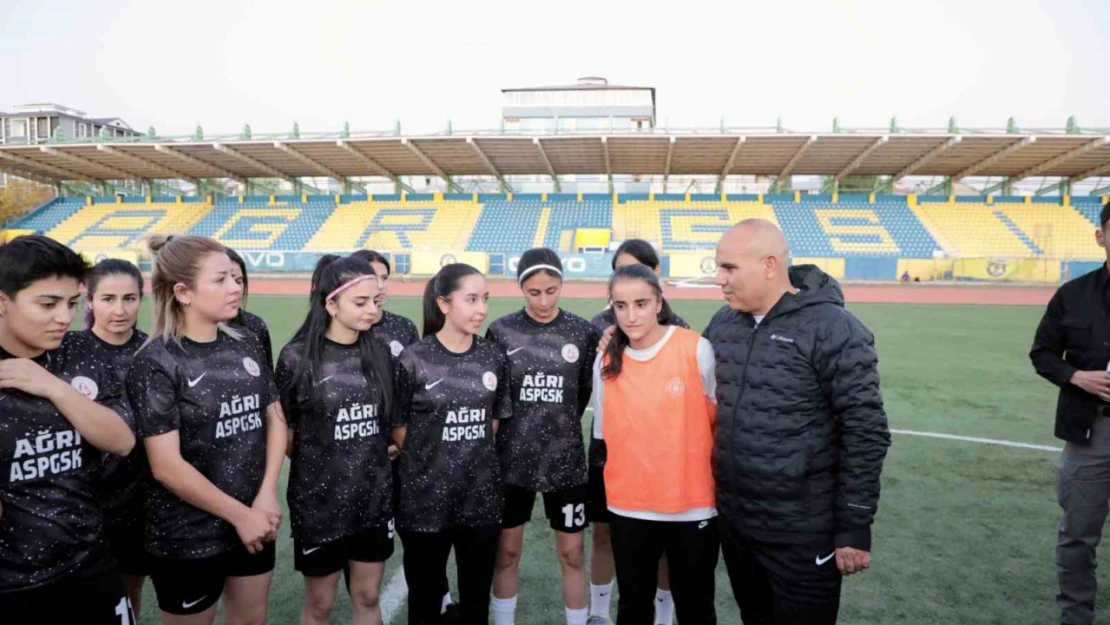 Ağrı'nın tek kadın futbol takımı, 'kız çocukları' için yeşil sahada ter döktü