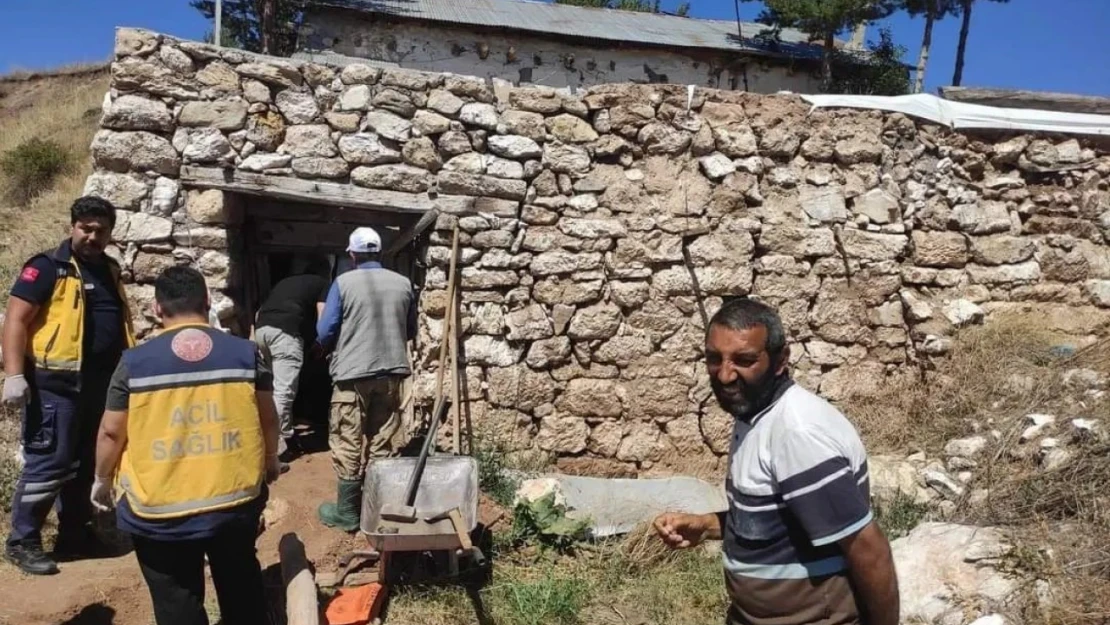 Ahırın çatısı çöktü, mahsur kalan bir kişi kurtarıldı