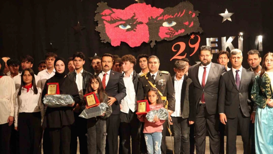 Ahlat'ta 29 Ekim Cumhuriyet Bayramı coşkuyla kutlandı