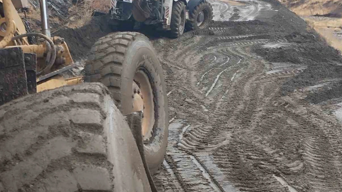 Ahlat'ta sel nedeniyle kapanan köy yolları ulaşıma açıldı