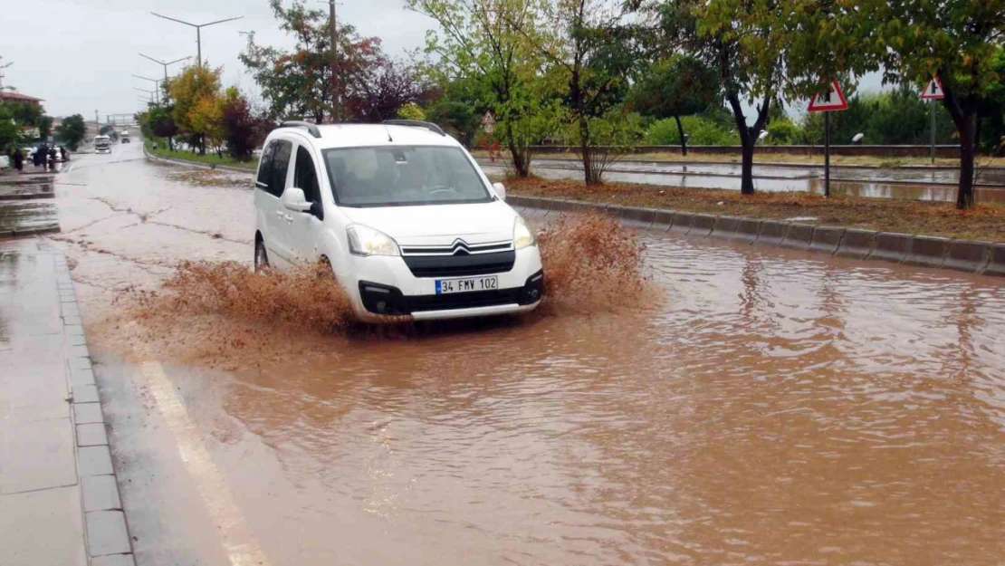 Ahlat'ta şiddetli yağış sel ve taşkınlara neden oldu