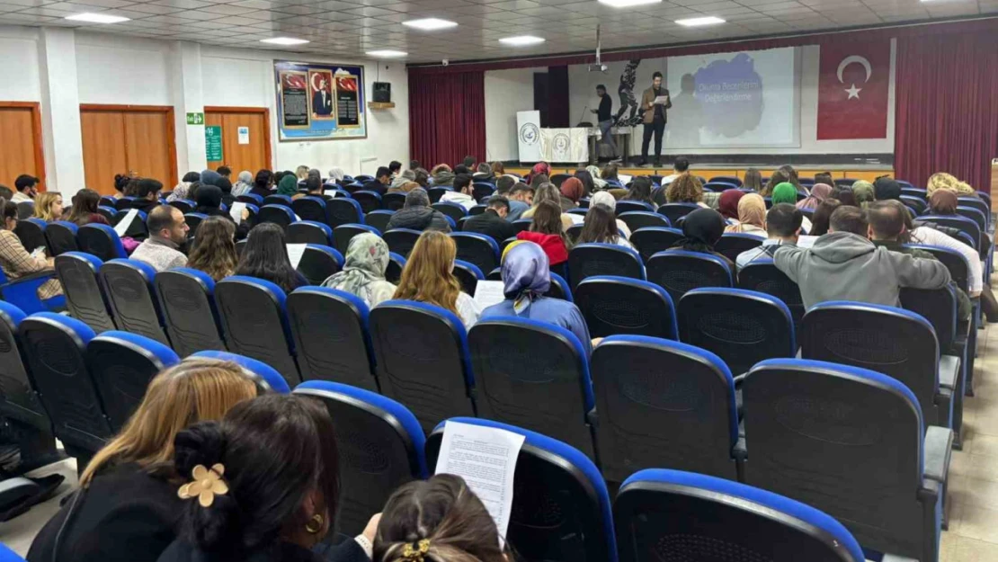 Akademisyenler uzak ilçelerdeki öğretmenlerle bir araya geldiler