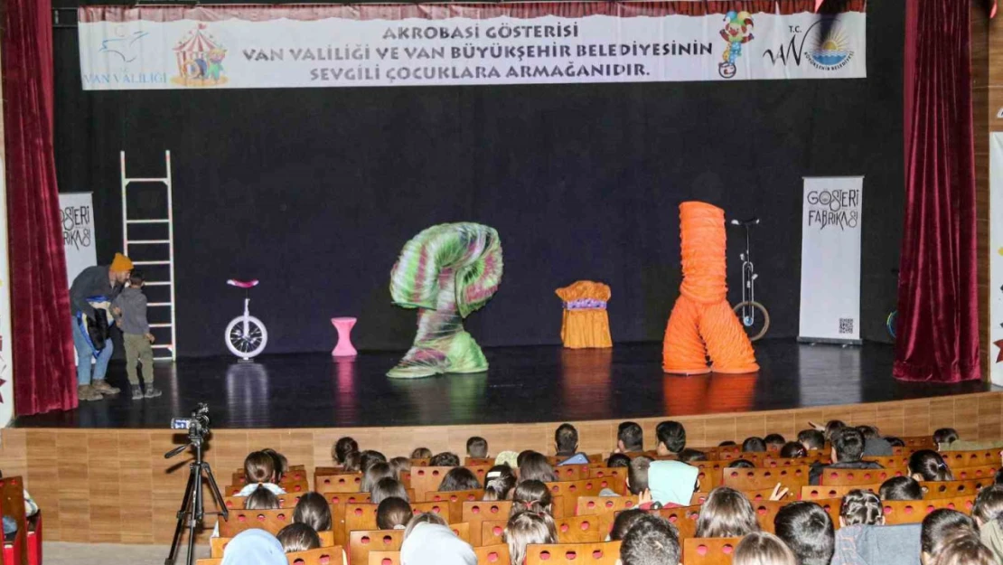 Akrobasi gösterisine çocuklardan yoğun ilgi