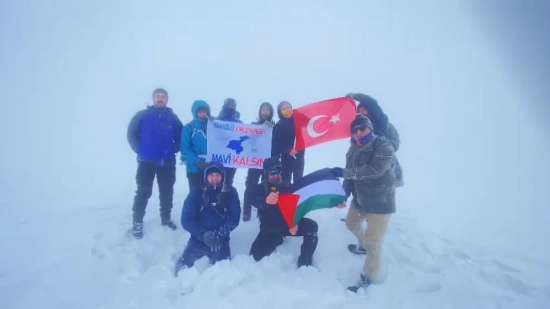 Aktivistler kar ve tipiye rağmen Esruk Dağı'na tırmandı