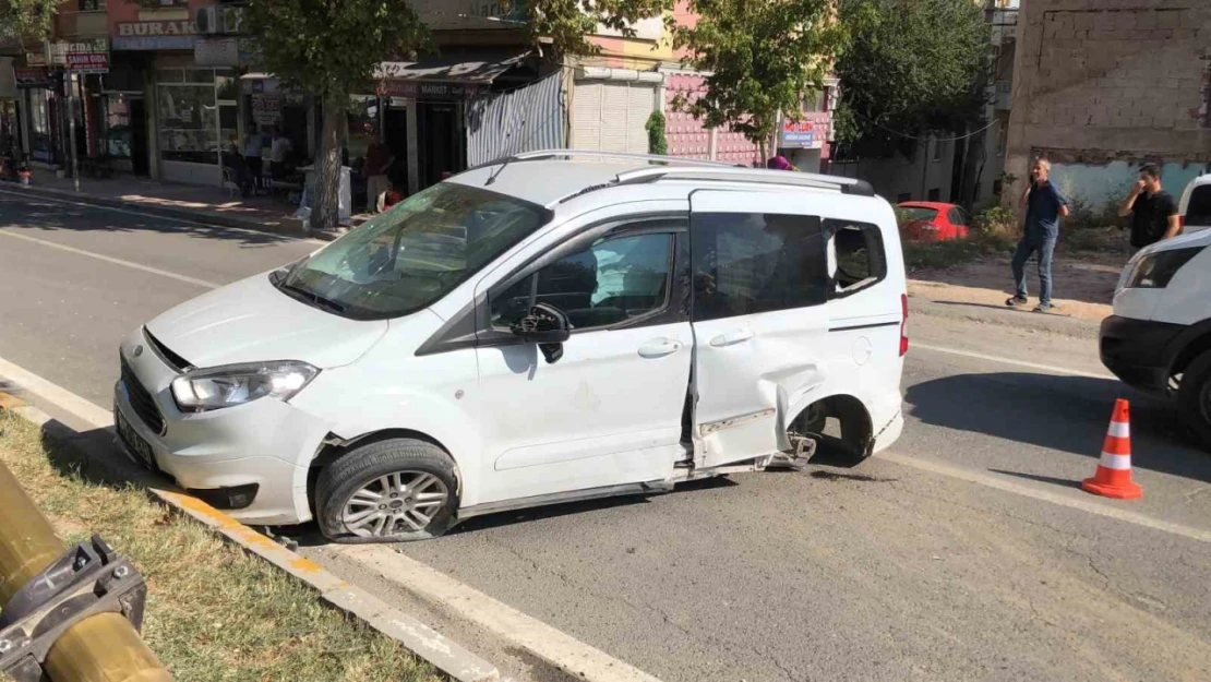 Ambulans ile hafif ticari araç çarpıştı: 2 yaralı