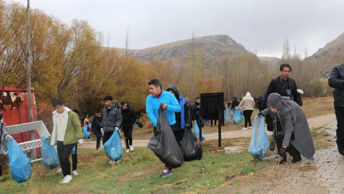 Anadolu'nun nazar boncuğunun çevresini yağmur altında temizlediler