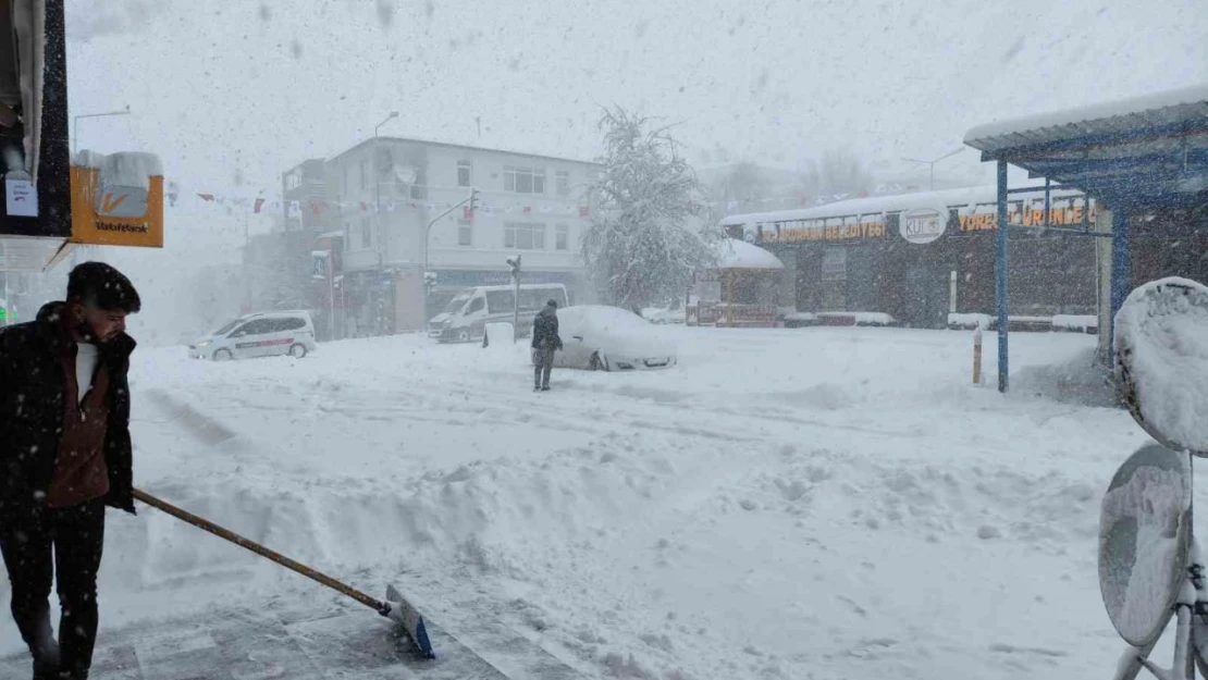 Ardahan'da eğitime kar ve tipi engeli