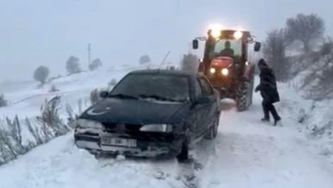 Ardahan'da kar ve tipide yolda mahsur kaldılar